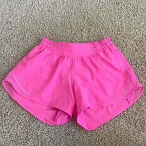 lululemon Hotty hot Low-Rise Lined short 4”